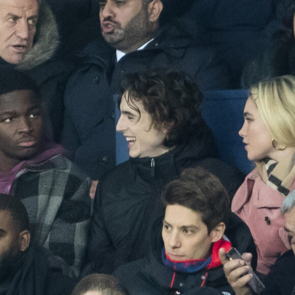 Peut-être que c'est Timothée Chalamet qui les a rapprochés...
Stéphane Bak, Timothée Chalamet, Florence Pugh dans les tribunes lors du match de Champions League "PSG - Galatasaray (5-0)" au Parc des Princes à Paris, le 11 décembre 2019. © Cyril Moreau/Bestimage 