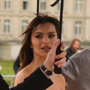 Emily Ratajkowski - Défilé Loewe pendant la Paris Fashion Week le 29 septembre 2023 à Paris, France.