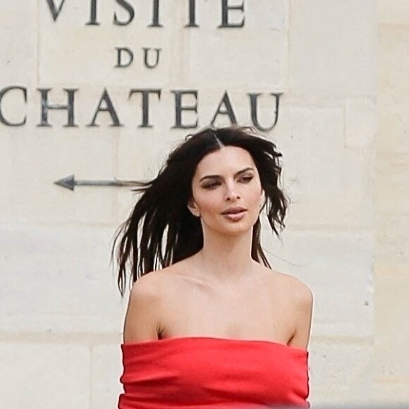 Emily Ratajkowski à la sortie du défilé Loewe prêt à porter femme Printemps/Été 2024 lors de la Fashion Week de Paris (PFW), au château de Vincennes, à Vincennes, prche de Paris, France, le 29 septembre 2023. 