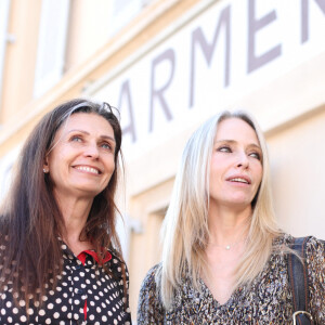 Les actrices de la série "Sous le soleil", Tonya Kinzinger et Adeline Blondieau lors de l'inauguration de l'exposition "Sous le soleil" au musée de la gendarmerie à Saint-Tropez, Côte d'Azur, France, le 1er avril 2023. © Philipe Arnassan/Nice Matin/Bestimage