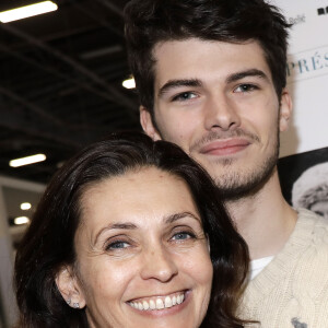 Sur place, mère et fils ont entamé les visites mais, le but de ce séjour n'est pas si joyeux.
Adeline Blondieau avec son fils Aïtor - Salon du livre de Paris porte de Versailles le 14 mars 2019. © Cédric Perrin/Bestimage