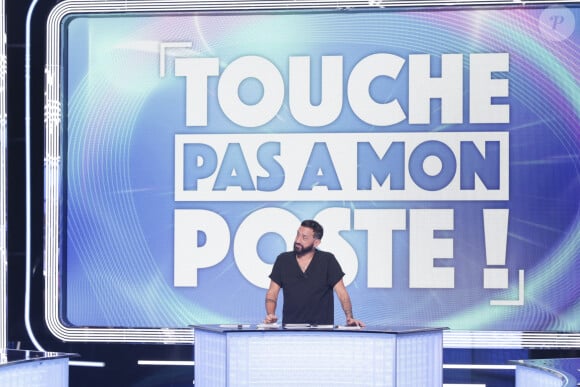 Exclusif - Cyril Hanouna sur le plateau de l'émission Touche pas à mon poste (TPMP) diffusée en direct sur C8 le 10 octobre 2023. © Jack Tribeca / Bestimage 