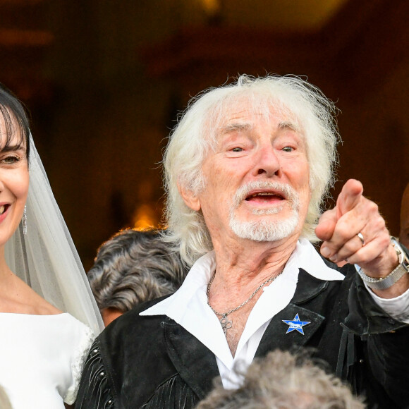 Murielle Mégevand et Hugues Aufray sur le parvis de l'église - Mariage d'Hugues Aufray et de Murielle Mégevand à l'église Saint-Vigor de Marly-Le Roy, France, le 2 septembre 2023. 