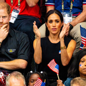 En cause ? La création des Invictus Games qui ne devaient a priori pas voir le jour aussi tôt qu'en 2014
Le prince Harry, duc de Sussex, assiste à la compétition de tennis de table à la Merkur Spiel-Arena lors des Invictus Games à Düsseldorf, le 13 septembre 2023. 