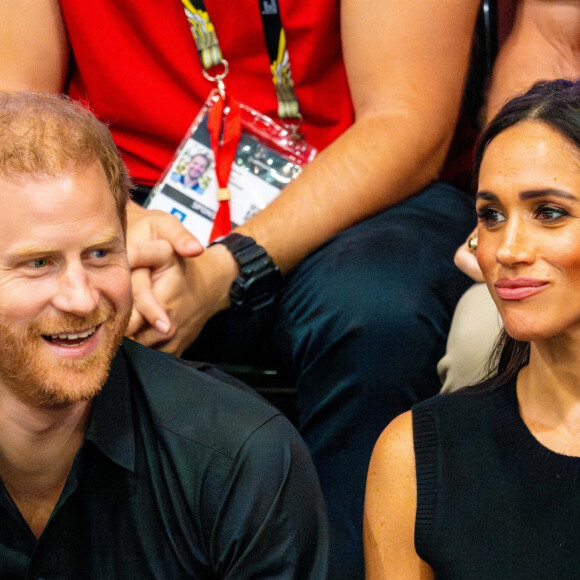 A l'époque, le fait d'assister avec ses copains au Warrior Games, l'équivalent des Invictus en Amérique, donne l'idée à Harry de lancer la même chose 
Le prince Harry, duc de Sussex, assiste à la compétition de tennis de table à la Merkur Spiel-Arena lors des Invictus Games à Düsseldorf, le 13 septembre 2023. 