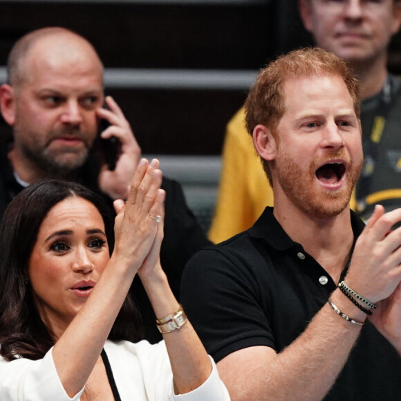 Le prince Harry, duc de Sussex et Meghan Markle, duchesse de Sussex, assistent au match de basket-ball Junior à la Merkur Spiel-Arena lors des Jeux Invictus à Düsseldorf (Allemagne), le 13 septembre 2023. 