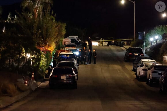 Pacific Palisades, Californie - La police et des membres de la famille de Matthew Perry sont vus devant sa maison de Pacific Palisades après son décès.