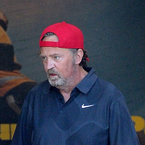 L'ex-star de Friends n'est plus… Matthew Perry est mort à l'âge de 54 ans. 
Exclusif - Matthew Perry va s'acheter des vêtements de sport Nike au centre commercial The Grove à Los Angeles. 