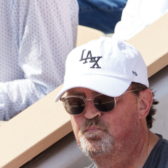 Matthew Perry en tribunes lors des Internationaux de France de tennis de Roland Garros 2023, à Paris, France, le 9 juin 2023.