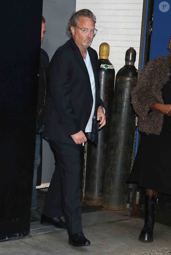 D'ailleurs, selon les informations de TMZ, aucune drogue n'a été retrouvée à proximité de l'acteur. 
Matthew Perry est en promotion pour son livre "Friends, Lovers and the Big Terrible Thing" à l'émission Good Morning America (GMA) à New York le 31 octobre 2022. 