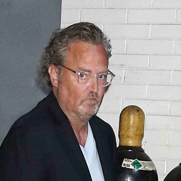 D'ailleurs, selon les informations de TMZ, aucune drogue n'a été retrouvée à proximité de l'acteur. 
Matthew Perry est en promotion pour son livre "Friends, Lovers and the Big Terrible Thing" à l'émission Good Morning America (GMA) à New York le 31 octobre 2022. 
