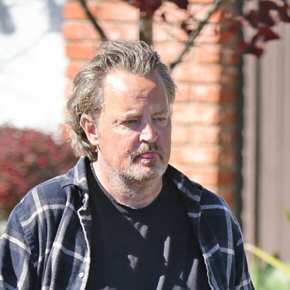 Bon nombre de ses fans pensent que sa mort serait donc liée à ses vieux démons alors que c'est la noyade qui est pour le moment privilégiée. 
Exclusif - Matthew Perry se promène dans son quartier de Los Angeles, le 12 mai 2022. 