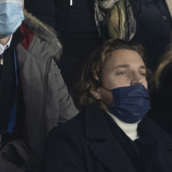 D'ailleurs, ses frères aussi veillent sur elle. 
Jean Sarkozy et sa petite soeur Giulia Sarkozy - People au match de Ligue 1 Uber Eats "PSG contre Monaco (2-0)" au Parc des Princes à Paris le 12 décembre 2021. © Cyril Moreau/Bestimage 