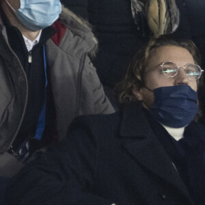 Jean Sarkozy et sa petite soeur Giulia Sarkozy - People au match de Ligue 1 Uber Eats "PSG contre Monaco (2-0)" au Parc des Princes à Paris le 12 décembre 2021. © Cyril Moreau/Bestimage 