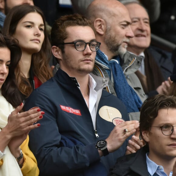 Que ce soit Louis, Jean et Pierre, ses demi-frères du côté de son célèbre papa...
Louis Sarkozy et sa nouvelle compagne, Natalia, une musicienne, Jean Sarkozy et Pierre Sarkozy - Célébrités dans les tribunes du parc des princes lors du match de football de ligue 1 PSG-Bastia le 6 mai 2017. 