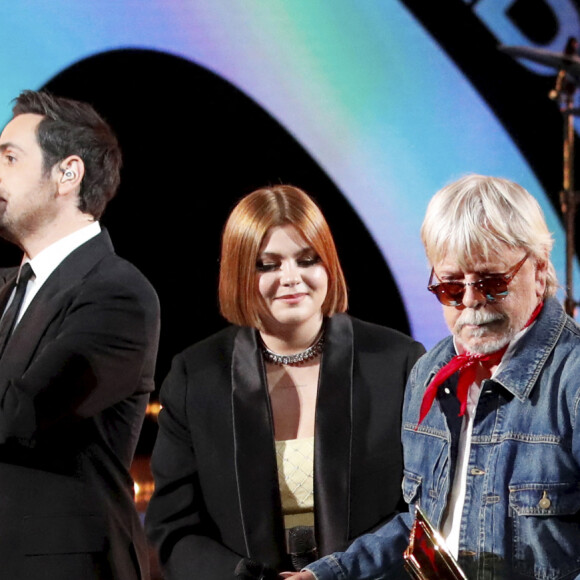 Camille Combal, Louane et Renaud (qui a reçu un NRJ Music Award d'honneur pour l'ensemble de sa carrière) sur scène lors de la 24ème cérémonie des "NRJ Music Awards (NMA)" au Palais des Festivals à Cannes, le 18 novembre 2022. © Dylan Meiffret/Nice-Matin/Bestimage 