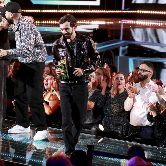 Camille Combal avec Big Flo et Oli sur scène lors de la 24ème cérémonie des "NRJ Music Awards (NMA)" au Palais des Festivals à Cannes, le 18 novembre 2022. © Dylan Meiffret/Nice-Matin/Bestimage 
