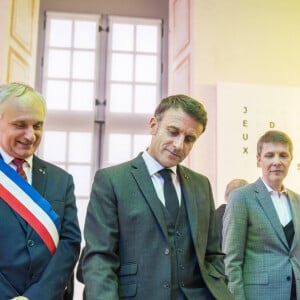 Le maire Franck Briffaut, Emmanuel Macron, le directeur Paul Rondin - Le président de la République et sa femme lors de l'inauguration de la Cité internationale de la langue française à Villers-Cotterêts. Le 30 octobre 2023 © Gabrielle Cezard / pool / Bestimage