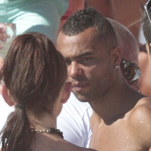 Exclusif - Le joueur de football Ashley Cole passe ses vacances a l'Ocean Club a Marbella. Le footballeur semble apprecier l'entourage de jeunes filles en bikini. Le 6 juillet 2013 