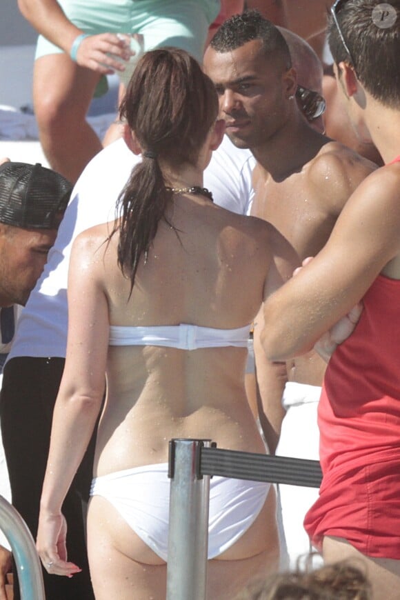 Exclusif - Le joueur de football Ashley Cole passe ses vacances a l'Ocean Club a Marbella. Le footballeur semble apprecier l'entourage de jeunes filles en bikini. Le 6 juillet 2013 