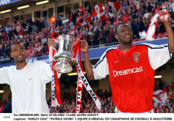 Ashley Cole et Patrick Vieira - L'équipe d'Arsenal est championne de football d'Angleterre