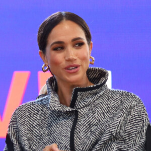 Meghan Markle aurait tenté de séduire d'autres anglais célèbres avant le prince Harry.
Le prince Harry, duc de Sussex et Meghan Markle, duchesse de Sussex, remettent un prix honorifique à Kevin Costner lors de son gala de charité One805 Live, organisé sur son terrain de polo à Summerland près de Santa Barbara. 