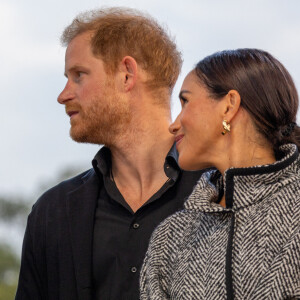 Le prince Harry, duc de Sussex et Meghan Markle, duchesse de Sussex, remettent un prix honorifique à Kevin Costner lors de son gala de charité One805 Live, organisé sur son terrain de polo à Summerland près de Santa Barbara, le 22 septembre 2023.