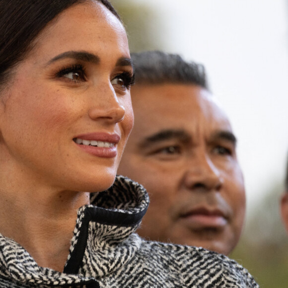 Le prince Harry, duc de Sussex et Meghan Markle, duchesse de Sussex, remettent un prix honorifique à Kevin Costner lors de son gala de charité One805 Live, organisé sur son terrain de polo à Summerland près de Santa Barbara, le 22 septembre 2023.