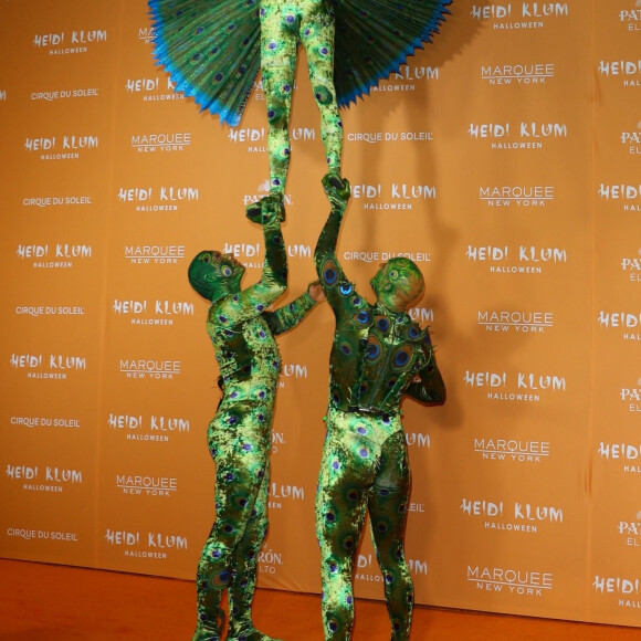 Heidi Klum et son déguisement de paon lors de sa soirée annuelle organisée pour Halloween au club Marquee à New York. Le 31 octobre 2023 à New York