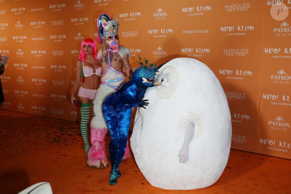 Heidi Klum et son déguisement de paon lors de sa soirée annuelle organisée pour Halloween au club Marquee à New York. Sa fille Leni, son chéri Aris Rachevsky et Tom Kaulitz, mari d'Heidi Klum, étaient aussi présents. L'ancien membre des Tokyo hotel était déguisé en oeuf. Le 31 octobre 2023 à New York