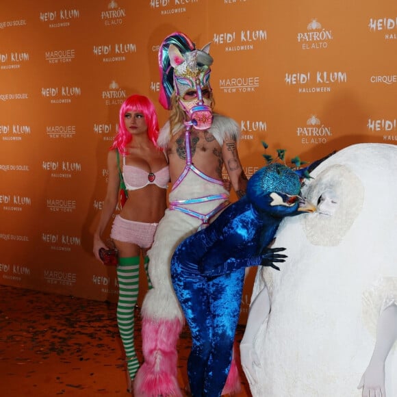 Heidi Klum et son déguisement de paon lors de sa soirée annuelle organisée pour Halloween au club Marquee à New York. Sa fille Leni, son chéri Aris Rachevsky et Tom Kaulitz, mari d'Heidi Klum, étaient aussi présents. L'ancien membre des Tokyo hotel était déguisé en oeuf. Le 31 octobre 2023 à New York