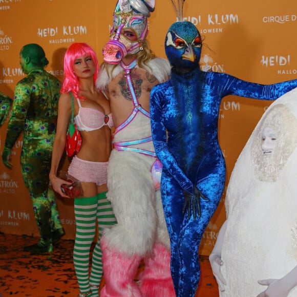Heidi Klum et son déguisement de paon lors de sa soirée annuelle organisée pour Halloween au club Marquee à New York. Sa fille Leni, son chéri Aris Rachevsky et Tom Kaulitz, mari d'Heidi Klum, étaient aussi présents. L'ancien membre des Tokyo hotel était déguisé en oeuf. Le 31 octobre 2023 à New York