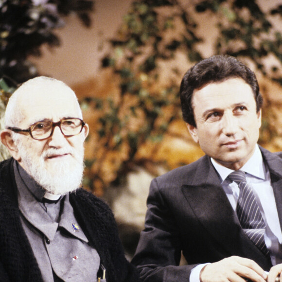 En France, à Paris, sur le plateau de l'émission "Champs-Elysées", l'Abbé PIERRE, fondateur d'EMMAÜS, assis aux côtés de Michel DRUCKER. Octobre 1989 © Jean-Claude Colin via Bestimage