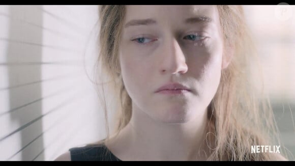 Images de la bande annonce du film "Inventing Anna" avec Julia Garner. 