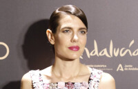 Charlotte Casiraghi honorée à Séville : coiffure plaquée et robe Chanel pour recevoir son prix