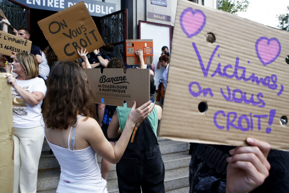 Il avait été accusé de viols et d'agressions sexuelles. 
Manifestation des militantes féministes, devant la bourse du travail à Lyon où se produit Gérard Depardieu, pour sa tournée " Depardieu chante Barbara ". Ces militantes ont déclaré "refuser de laisser les hommes accusés d'agressions physiques et sexuelles se produire tranquillement sur scène". L'acteur est sous le coup d'une mis en examen pour des soupçons de viols et d'agressions sexuelles sur la comédienne Charlotte Arnould. Lyon, (Rhône)  Photo: Pascal Fayolle Bestimage.