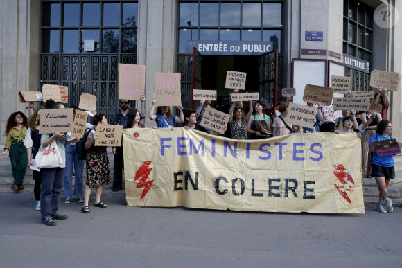 Manifestation des militantes féministes, devant la bourse du travail à Lyon où se produit Gérard Depardieu, pour sa tournée " Depardieu chante Barbara ". Ces militantes ont déclaré "refuser de laisser les hommes accusés d'agressions physiques et sexuelles se produire tranquillement sur scène". L'acteur est sous le coup d'une mis en examen pour des soupçons de viols et d'agressions sexuelles sur la comédienne Charlotte Arnould. Lyon, (Rhône) FRANCE-27/05/2023. Photo: Pascal Fayolle Bestimage.