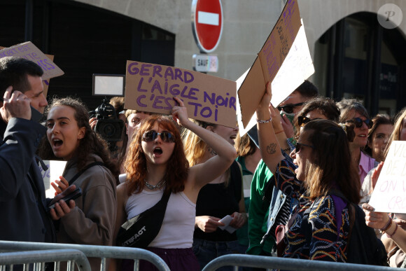 Rassemblement de protestation à l'appel du collectif NousToutes33 contre le concert de Gérard Depardieu au théâtre Femina à Bordeaux le 24 mai 2023. Mardi 23 mai, la jeune actrice Sarah Brooks a témoigné d'une agression sexuelle venant de Gérard Depardieu, sur le tournage de la série Marseille alors qu'elle avait 20 ans. © Jean-Marc Lhomer/Bestimage 