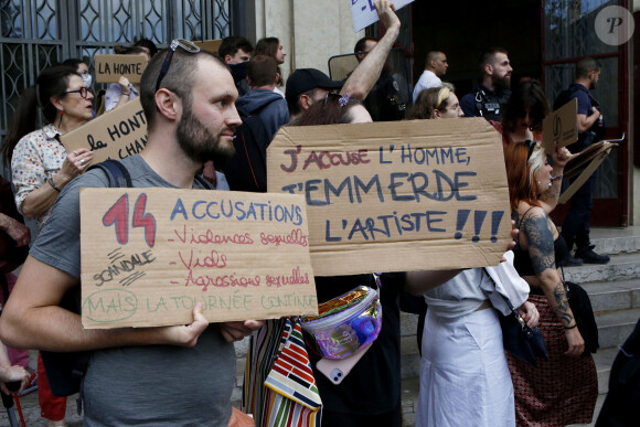 Manifestation des militantes féministes, devant la bourse du travail à Lyon où se produit Gérard Depardieu, pour sa tournée " Depardieu chante Barbara ". Ces militantes ont déclaré "refuser de laisser les hommes accusés d'agressions physiques et sexuelles se produire tranquillement sur scène". L'acteur est sous le coup d'une mis en examen pour des soupçons de viols et d'agressions sexuelles sur la comédienne Charlotte Arnould. Lyon, (Rhône) FRANCE-27/05/2023. Photo: Pascal Fayolle Bestimage.