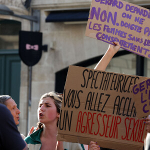 Rassemblement de protestation à l'appel du collectif NousToutes33 contre le concert de Gérard Depardieu au théâtre Femina à Bordeaux le 24 mai 2023. Mardi 23 mai, la jeune actrice Sarah Brooks a témoigné d'une agression sexuelle venant de Gérard Depardieu, sur le tournage de la série Marseille alors qu'elle avait 20 ans. © Jean-Marc Lhomer/Bestimage 