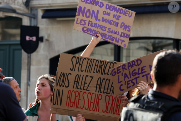 Rassemblement de protestation à l'appel du collectif NousToutes33 contre le concert de Gérard Depardieu au théâtre Femina à Bordeaux le 24 mai 2023. Mardi 23 mai, la jeune actrice Sarah Brooks a témoigné d'une agression sexuelle venant de Gérard Depardieu, sur le tournage de la série Marseille alors qu'elle avait 20 ans. © Jean-Marc Lhomer/Bestimage 