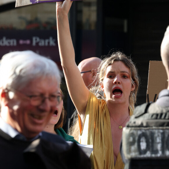 Rassemblement de protestation à l'appel du collectif NousToutes33 contre le concert de Gérard Depardieu au théâtre Femina à Bordeaux le 24 mai 2023. Mardi 23 mai, la jeune actrice Sarah Brooks a témoigné d'une agression sexuelle venant de Gérard Depardieu, sur le tournage de la série Marseille alors qu'elle avait 20 ans. © Jean-Marc Lhomer/Bestimage 