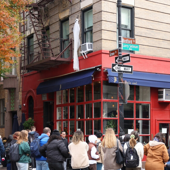 Matthew Perry a été retrouvé mort dans son jacuzzi, à son domicile, à Los Angeles, le 28 octobre 2023.
Hommage à Matthew Perry devant l'appartement de la série "Friends" à New York.