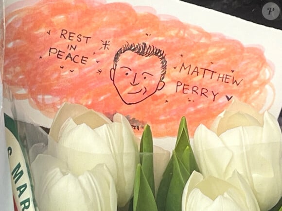 Hommage à Matthew Perry devant l'appartement de la série "Friends" à New York.