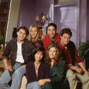 Jennifer Aniston, Courteney Cox, Lisa Kudrow, Matt LeBlanc, Matthew Perry et David Schwimmer de la série Friends (photo promotionnelle)