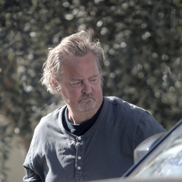 L'acteur craignait que le monde entier ne parle que de Friends le jour de sa mort alors qu'il a accompli bien d'autres choses.
Exclusif - Matthew Perry supervise la livraison d'un lit sur mesure et d'autres meubles de maison de fantaisie dans son nouveau domicile à Los Angeles, le 7 février 2023.