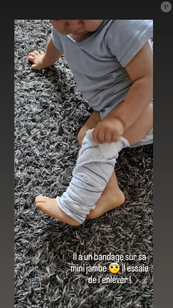 Le petit garçon a un bandage à la jambe
Leyan, le fils de Myriam et Thomas de Koh-Lanta a la jambe bandée.