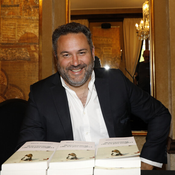 Exclusif - Bruce Toussaint - Librairie Ephémère du Fouquet's à l'occasion de la remise du Prix du Livre de l'Art de Vivre Parisien et du Trophée du Fouquet's à Paris le 12 juin 2023. © Marc Ausset-Lacroix/Bestimage 