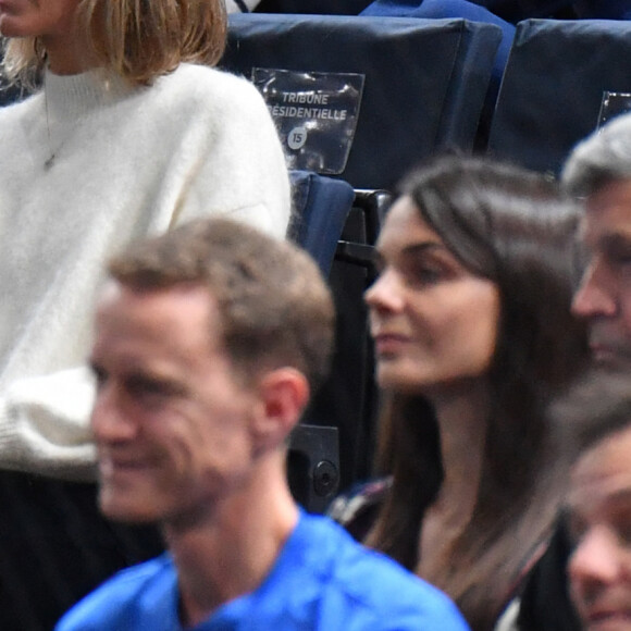 Difficile de savoir si Raymond Domenech a retrouvé l'amour, mais ils semblent proches

Raymond Domenech et une amie - People dans les tribunes du Rolex Paris Bercy Masters 1000 remporté par Novak Djokovic contre Grigor Dimitrov , le 4 novembre 2023. © Veeren/Bestimage