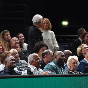 Ce dimanche 5 novembre, Raymond Domenech a été aperçu dans les tribunes de l'Accor Arena

Raymond Domenech et une amie, Keylor Navas et sa femme Andrea Salas, Moïse Riner et son fils Teddy Riner, Gilles Moretton - People dans les tribunes du Rolex Paris Bercy Masters 1000 remporté par Novak Djokovic contre Grigor Dimitrov , le 4 novembre 2023. © Veeren/Bestimage